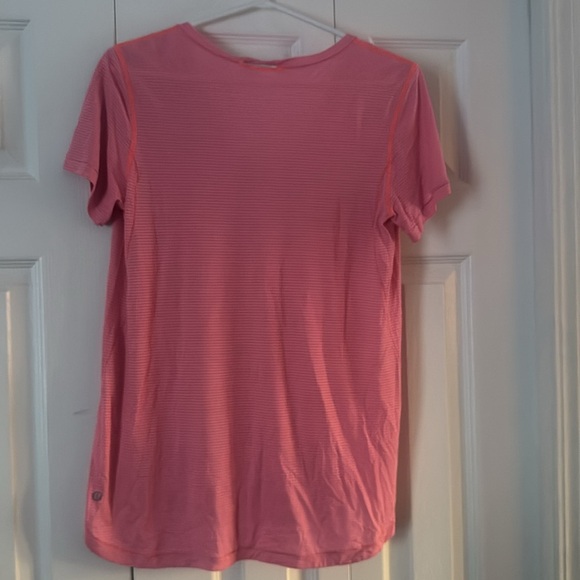 Lululemon T-shirt 18 inches P2P❤️❤️ - Picture 2 of 3